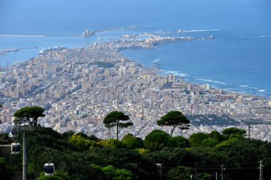 Trapani, İtalya - 28 Ekim 2023: Trapani, Sicilya 'da deniz manzarası.
