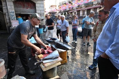 Catania, İtalya - 30 Ekim 2023: Catania, İtalya 'daki ünlü balık pazarında satıcı ve byers. Bu pazar aynı zamanda Catania, Sicilya 'da turistik ilgi odağı..