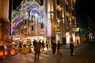 Catania, İtalya - 30 Ekim 2023: Catania, İtalya sokaklarında kimliği belirsiz insanlar. Catania, Sicilya 'nın ikinci ve İtalya' nın onuncu büyük şehridir..