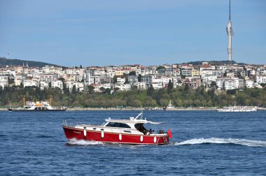 İstanbul, Türkiye - 3 Nisan 2024: İstanbul, Türkiye 'de İstanbul Boğazı' nda farklı boyutlarda tekneler. Boğaz, doğal bir boğaz ve uluslararası alanda önemli bir su yolu.
