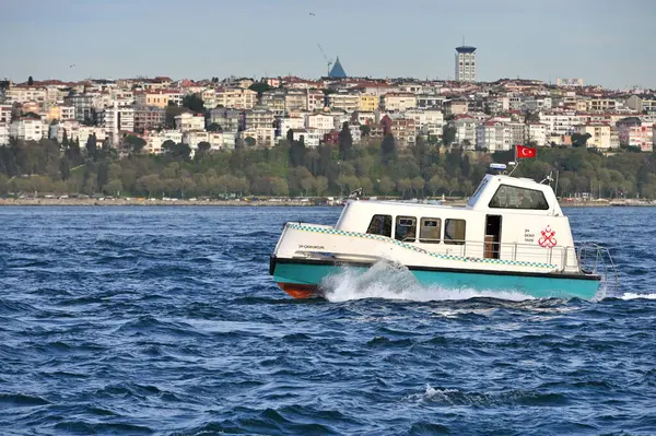 İstanbul, Türkiye - 3 Nisan 2024: İstanbul, Türkiye 'de İstanbul Boğazı' nda farklı boyutlarda tekneler. Boğaz, doğal bir boğaz ve uluslararası alanda önemli bir su yolu.