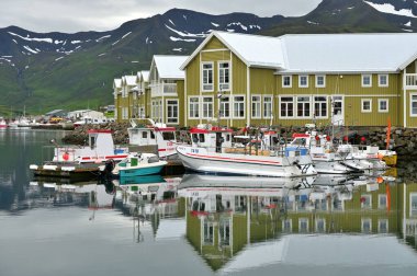 Siglufjordur, İzlanda - 29 Temmuz 2024: Siglufjordur Kuzey İzlanda 'daki pitoresk balıkçı limanı ve kasaba