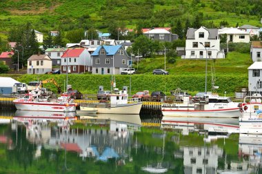 Siglufjordur, İzlanda - 29 Temmuz 2024: Siglufjordur Kuzey İzlanda 'daki pitoresk balıkçı limanı ve kasaba