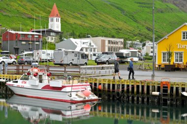 Siglufjordur, İzlanda - 29 Temmuz 2024: Siglufjordur Kuzey İzlanda 'daki pitoresk balıkçı limanı ve kasaba