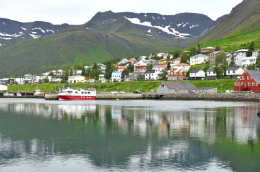 Siglufjordur, İzlanda - 29 Temmuz 2024: Siglufjordur Kuzey İzlanda 'daki pitoresk balıkçı limanı ve kasaba