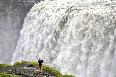 İzlanda, - 27 Temmuz 2024: Tanımlanamayan turistler İzlanda 'daki Dettifoss şelalesine hayran. Dettifoss Avrupa 'daki en güçlü şelaledir..