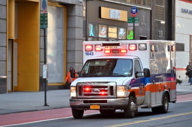 New York City - 15 Şubat 2023: Manhattan, New York City, ABD 'de bir çağrı üzerine bir ambulans sirenle yola çıktı