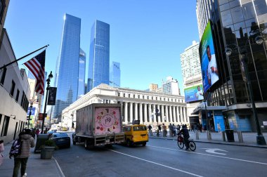 New York, ABD - 15 Şubat 2023: Manhattan, New York, ABD 'de kimliği belirsiz insanlar