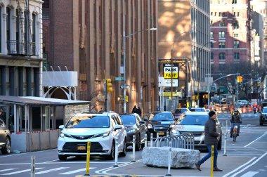 New York, ABD - 18 Şubat 2023: Manhattan, New York, ABD 'de trafik