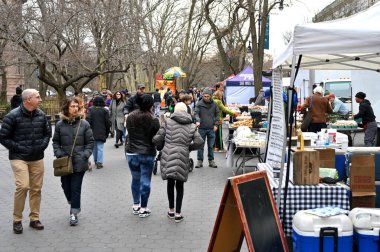 New York, ABD - 19 Şubat 2023: Manhattan, New York, ABD 'deki Farmers gıda ağaçlarının pazarında kimliği belirsiz insanlar