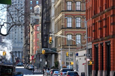New York City - 18 Şubat 2023: Manhattan Downtown, New York City, ABD 'nin trafik işaretleri ve mimarisi