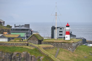 Thorshavn, Faroe Adaları, Danimarka - 24 Temmuz 2024: Faroe Adaları 'nın başkenti Thorshavn şehrinin deniz feneri. İskandinav şehrinin şehir manzarası.