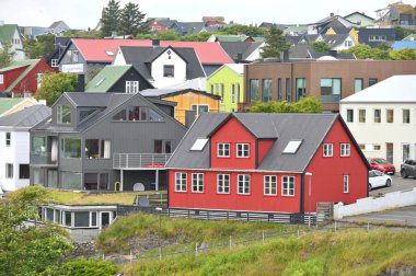 Thorshavn, Faroe Adaları, Danimarka - 24 Temmuz 2024: Thorshavn şehri, Faroe Adaları 'nın başkenti. İskandinav şehrinin şehir manzarası.