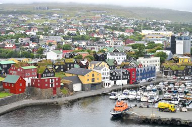 Thorshavn, Faroe Adaları, Danimarka - 24 Temmuz 2024: Thorshavn şehri, Faroe Adaları 'nın başkenti. İskandinav şehrinin şehir manzarası.