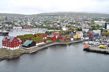 Thorshavn, Faroe Adaları, Danimarka - 24 Temmuz 2024: Thorshavn şehri, Faroe Adaları 'nın başkenti. İskandinav şehrinin şehir manzarası.