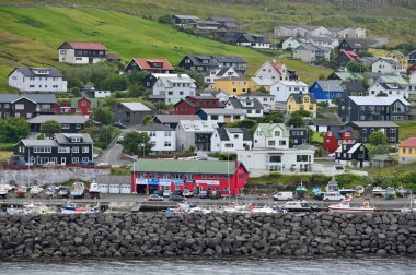 Thorshavn, Faroe Adaları, Danimarka - 24 Temmuz 2024: Thorshavn şehri, Faroe Adaları 'nın başkenti. İskandinav şehrinin şehir manzarası.