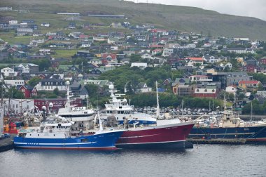 Thorshavn, Faroe Adaları, Danimarka - 24 Temmuz 2024: Faroe Adaları 'nın başkenti Thorshavn Limanı' ndaki tekneler. İskandinav şehrinin şehir manzarası.
