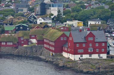 Thorshavn, Faroe Adaları, Danimarka - 24 Temmuz 2024: Thorshavn şehri, Faroe Adaları 'nın başkenti. İskandinav şehrinin şehir manzarası.