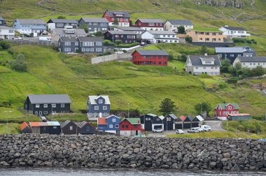 Thorshavn, Faroe Adaları, Danimarka - 24 Temmuz 2024: Thorshavn şehri, Faroe Adaları 'nın başkenti. İskandinav şehrinin şehir manzarası.
