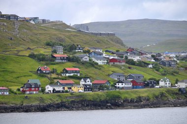 Thorshavn, Faroe Adaları, Danimarka - 24 Temmuz 2024: Thorshavn şehri, Faroe Adaları 'nın başkenti. İskandinav şehrinin şehir manzarası.