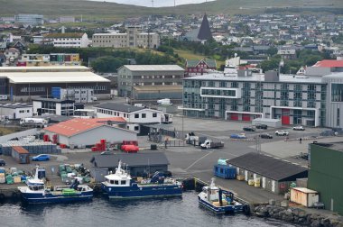 Thorshavn, Faroe Adaları, Danimarka - 24 Temmuz 2024: Thorshavn şehri, Faroe Adaları 'nın başkenti. İskandinav şehrinin şehir manzarası.
