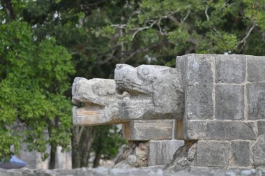 Chichen Itza, Meksika - 17 Temmuz 2023: Yucatan Yarımadası, Meksika 'daki Chichen Itza arkeoloji sahasında antik kalıntılar,
