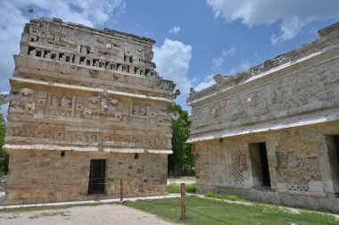 Chichen Itza, Meksika - 17 Temmuz 2023: Yucatan Yarımadası, Meksika 'daki Chichen Itza arkeoloji sahasında antik kalıntılar,
