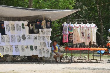 Chichen Itza, Meksika - 17 Temmuz 2023: Meksika 'nın Yucatan Yarımadası' ndaki Chichen Itza arkeoloji sahasında bilinmeyen kişiler hediyelik eşya satıyor,