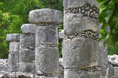 Chichen Itza, Meksika - 17 Temmuz 2023: Yucatan Yarımadası, Meksika 'daki Chichen Itza arkeoloji sahasında antik kalıntılar,