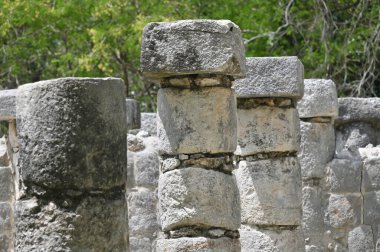 Chichen Itza, Meksika - 17 Temmuz 2023: Yucatan Yarımadası, Meksika 'daki Chichen Itza arkeoloji sahasında antik kalıntılar,