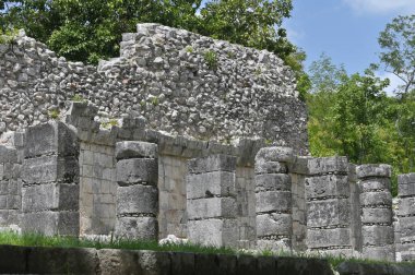 Chichen Itza, Meksika - 17 Temmuz 2023: Yucatan Yarımadası, Meksika 'daki Chichen Itza arkeoloji sahasında antik kalıntılar,