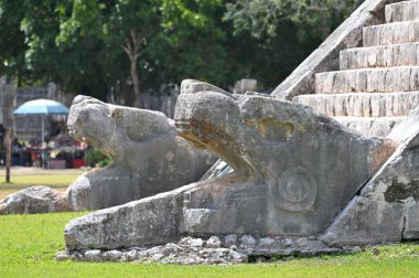 Chichen Itza, Meksika - 17 Temmuz 2023: Yucatan Yarımadası, Meksika 'daki Chichen Itza arkeoloji sahasında antik kalıntılar,