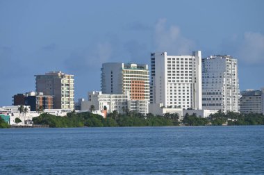 Cancun, Meksika - 16 Haziran 2023: Cancun Hotel Zone, Meksika 'nın güzel Karayip kıyı şeridi boyunca tatil beldeleri