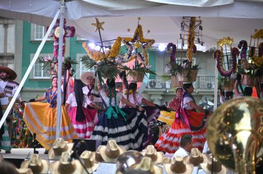 Oaxaca, Meksika - 10 Temmuz 2023: Oaxaca, Meksika 'da düzenlenen geleneksel folklor festivali sırasında kimliği belirsiz kişiler.