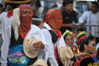 Oaxaca, Meksika - 10 Temmuz 2023: Oaxaca, Meksika 'da düzenlenen geleneksel folklor festivali sırasında kimliği belirsiz kişiler.