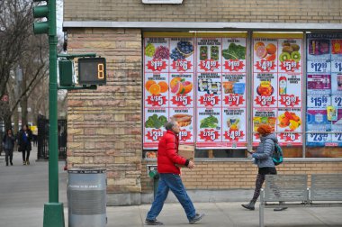 New York, ABD - 19 Şubat 2023: Manhattan, New York, ABD 'de kimliği belirsiz insanlar