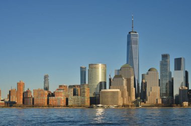 Jersey City, NJ, ABD - 15 Şubat 2023: Manhattan üzerinden gün batımı saati, NYC. Jersey City 'nin rıhtımından görüntü