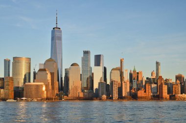 Jersey City, NJ, ABD - 15 Şubat 2023: Manhattan üzerinden gün batımı saati, NYC. Jersey City 'nin rıhtımından görüntü