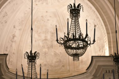 Sicilya, İtalya 'da küçük bir şehir kilisesinde eski lambalar.