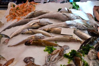 Buzda taze balık. Buz balık pazarında gümüş balık yığını