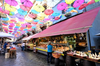 Catania, İtalya - 30 Ekim 2023: Kimliği belirsiz insanlar Catania, İtalya 'da yiyecek ticareti yapıyor. Bu pazar aynı zamanda Catania, Sicilya 'da turistik ilgi odağı..
