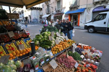 Catania, İtalya - 30 Ekim 2023: Kimliği belirsiz insanlar Catania, İtalya 'da sebze ve meyve ticareti yapıyor. Bu pazar aynı zamanda Catania, Sicilya 'da turistik ilgi odağı..