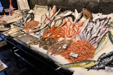 Buzda taze balık. Buz balık pazarında gümüş balık yığını