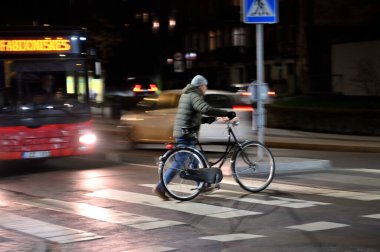 Vilnius, Litvanya, 22 Ocak 2025: Bilinmeyen insanlar sınırı bisikletle geçiyorlar.