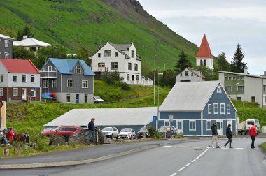 Siglufjordur, İzlanda - 29 Temmuz 2024: Siglufjordur Kuzey İzlanda 'daki pitoresk balıkçı limanı ve kasaba