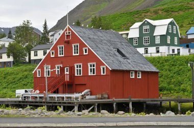 Siglufjordur, İzlanda - 29 Temmuz 2024: Siglufjordur Kuzey İzlanda 'daki pitoresk balıkçı limanı ve kasaba