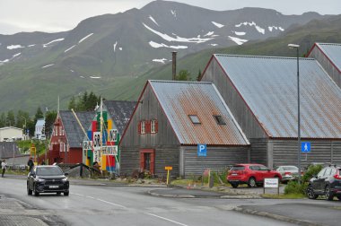 Siglufjordur, İzlanda - 29 Temmuz 2024: Siglufjordur Kuzey İzlanda 'daki pitoresk balıkçı limanı ve kasaba
