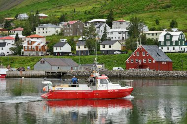 Siglufjordur, İzlanda - 29 Temmuz 2024: Siglufjordur Kuzey İzlanda 'daki pitoresk balıkçı limanı ve kasaba