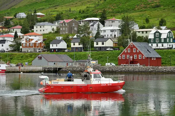 Siglufjordur, İzlanda - 29 Temmuz 2024: Siglufjordur Kuzey İzlanda 'daki pitoresk balıkçı limanı ve kasaba