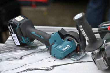 Vilnius, Litvanya - 25 Nisan 2024: Vilnius 'ta satılık Makita elektrikli araç